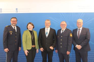 Auf dem Bild zu sehen (von links): Leiter des Polizeipräsidiums Schwaben Nord, Martin Wilhelm, stellvertretende Landrätin Claudia Marb, der ehemalige Leiter der Polizeiinspektion Rain, Ralf Schurius, der neue Leiter der Polizeiinspektion Rain, Peter Grieser und der Bürgermeister der Stadt Rain, Karl Rehm. 