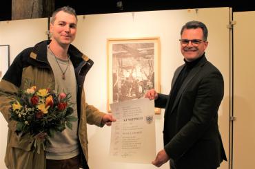 Oberbürgermeister Jürgen Sorré (rechts) übergibt den Donauwörther Kunstpreis an Wol J. Gruber. 