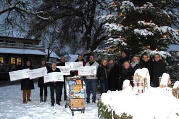 Bild zeigt die Spendenempfänger, sowie ein Teil des Organisationsteams: Hildegard Höfl, Christa Bayer, Marcus Keßler, Stefanie Körner, Lisa Hänlein, Jennifer Dürrwanger, Jacqueline Winter