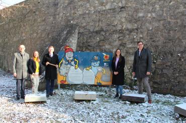 Kindertafel mit „Suevitchen“ und „Riesitchen“ sowie Klangsteine der Kinder-Erlebnisstation Wemding.