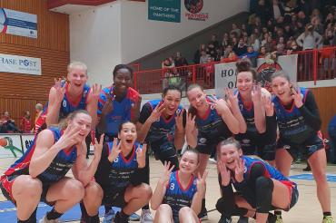 Ein Wow-Effekt im fernen Osnabrück. Mit 69:54 kehren die Eigner Angels Nördlingen als Tabellendritter aus Niedersachsen zurück. Zweite Reihe Bildmitte: Neuzugang Chelsea Waters, zweite von rechts Combackerin Lea Favre. Beiden gelang, wie ihrem gesamten Team, eine solide Leistung.