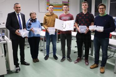 Bernd Mieling (RVB Ries) und Dr. Renate Rachidi (Schulleiterin THG) bei der Präsentation der Ergebnisse mit Patrick Schröppel, Max Baumann, Jonathan Bach und StR Sebastian Thönes.