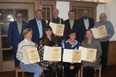 Hintere Reihe von links: Roland Pickhard (Kreisvorsitzender BLSV), Werner Freißler, Ralf Jaumann, Bgm. Albert Riedelsheimer, Rolando Peceros (Kreisvorsitzender BSJ), Helmut Schneider (stv. Kreisvorsitzender). Auf dem Bild fehlt Wilhelm Imrich. Vordere Reihe von links: Evi Kühling, Judith Rau, Birgit Klinger, Birgit Christ.