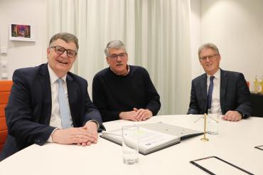 Paul Ritter (links) und Bernhard Ströbele (rechts) überraschten Dr. Wilfried Sponsel mit der guten Nachricht: Er wird für sein herausragendes Engagement mit dem Rieser Heimatpreis 2023 ausgezeichnet.