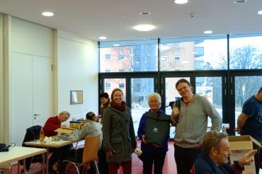 Ehrenamtsrucksäcke an Mitarbeiter des Reparatur Café s DONAURIES überreicht.
