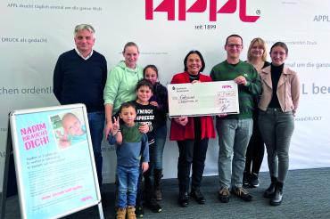 Auf dem Bild zu sehen (von links:) Markus Appl (Geschäftsführer Firmengruppe Appl), Marina Jeha (Mutter von Nadim), Nadim Jeha und seine Geschwister, Rosmarie Schweyer (Glühwürmchen e.V.), Markus Dinkelmeier (BR-Vorsitzender Firmengruppe Appl), Teresa Götz (BR-Schriftführerin Firmengruppe Appl), Lea Häusler (BR-Beisitzerin Firmengruppe Appl).