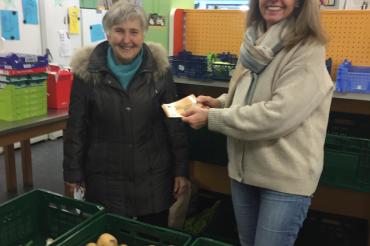 Susanne Vogl (Caritasmitarbeiterin, Tafelkoordination, rechts) nahm den Betrag dankend von Frau Martha Diethei (Frauenbund Wallerstein) entgegen.
