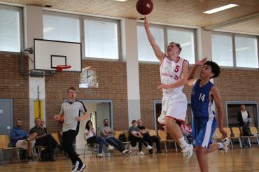 Jakob Scherer hier mit Zug zum Korb, - normalerweise lenkt er das Spiel und trifft von Außen, am Wochenende versenkte er  gleich sieben Dreipunktwürfe.   