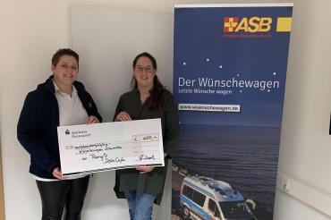 Rosemarie Trollmann-Dorsch überreicht die Spende an Rosemarie Trollmann-Dorsch.