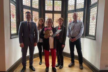 In der Bundesstube des Nördlinger Rathauses verabschiedete Oberbürgermeister David Wittner Rosemarie Brückel nach über 30 Jahren Dienstzeit bei der Stadt Nördlingen in den Ruhestand.