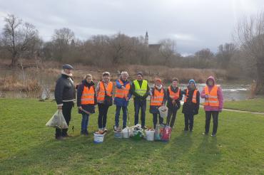 Das Bild zeigt die fleißigen Müll-Sammler.