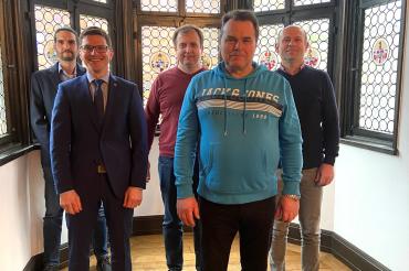 Ludwig Hesse-Petrowitsch (vorne rechts) ist neuer Feldgeschworener in Kleinerdlingen. 