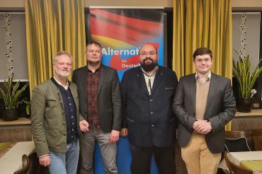 v.l.n.r: MdL Ulrich Singer, Kandidat für den Bezirkstag Marco Fänger, Kandidat für den Landtag Markus Striedl und  der Versammlungsleiter Mario Schulze.