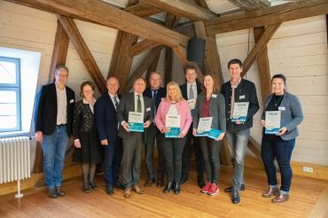 Rita Ortler übernahm bei der Preisverleihung den Sonderpreis für die Nördlinger Kneipp-Anlage.