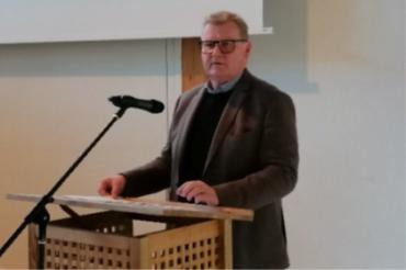 Bezirksvorsitzender Josef Ambros begrüßte die Innungsmitglieder zur Bezirksversamm-lung des Bayerischen Zimmererhandwerks in Leipheim.