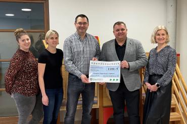 Nicole Ubl, Jacqueline Winter (Kindergarten Regenbogen), Christian Hofer (Geschäftsführer bauroom GmbH & Co. KG), Marcus Späth (1. Bürgermeister der Gemeinde Tapfheim), Arijana Löffler (Assistenz der Geschäftsleitung bauroom GmbH & Co. KG)