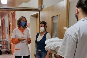 Das Bild zeigt MdL Eva Lettenbauer (links) im Gespräch mit Sozialdienstleitung Andrea Eireiner (rechts) und einem Mitarbeiter des St. Vizenz