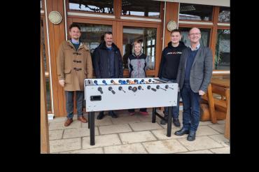 Das Bild zeigt v.l.n.r. Matthias Thienel, Timm Albert, SchülersprecherInnen Carolin Thum & Leon Drexel von der SMV sowie Erwin Seiler.