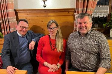 Karl Kolb (rechts), Vorsitzender der CSU Megesheim, freute sich über die Versammlungsgäste: Bundestagsabgeordneter Ulrich Lange und Maximiliane Böckh