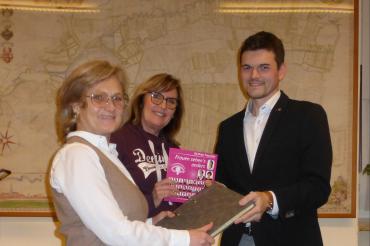 Die Nördlinger Frauenliste hat dem Archiv der Stadt Nördlingen ihre „Geschichte“ in einem zusammengestellten Ordner überreicht.