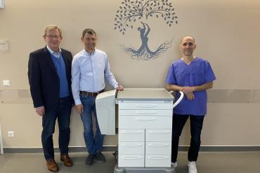 Im Bild spendet der Förderkreis Verbandswagen für Ambulanz Frauenklinik