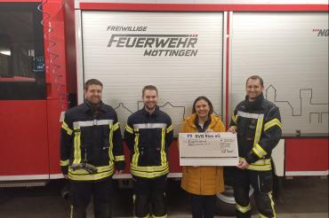 von links nach rechts: Michael Hertle (Kassier), Dominik Schäff (1. Vorstand), Rosmarie Schweyer (Vorstand Glühwürmchen e.V.) und Stefan Thum (Organisator der Aktion)