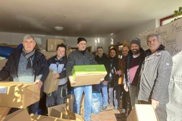 Helfer vom Türkischen Kulturzentrum in Donauwörth nehmen Spenden entgegen. 