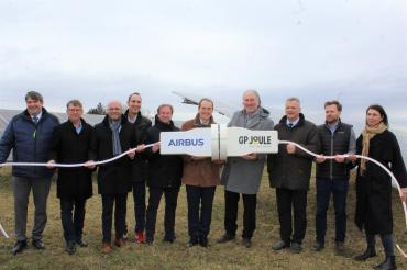  Helmut Färber, Standortleiter und Mitglied der Geschäftsführung von Airbus Helicopters (links) und Heinrich Gärtner, Mitgründer und CTO von GP JOULE (rechts) lassen den Strom vom Energiepark Donauried in Richtung Airbus fließen; flankiert von (von links) Markus Müller (Landrat Dillingen), Stefan Rößle (Landrat Donau-Ries), Fabian Mehring (MdL Augsburg), Wolfgang Fackler (MdL Donau-Ries), Christoph Schmid (MdB Donau-Ries), Wirtschaftsstaatssekretär Roland Weigert, GP JOULE-Projektleiter Markus Tischer und A