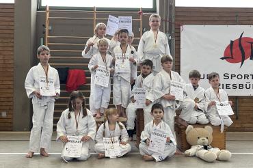 Das Bild zeigt von hinten links nach rechts 3. Reihe Juliana Hilkert, Hektor Gröber, Jonas Meier 2. Reihe Jannick Kornmann, Dominik Holl, Fabian Hebenstreit, Ludwig Bretzger, Lars Moßhammer, Lukas Jaumann 1. Reihe Ben Röttinger, Abby Maier, Sunny Maier, Dima Dutengefer. Es fehlen Niklas Slavik und Tim Schürmann. 