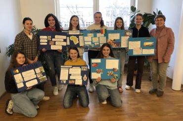 Auch Schülerinnen der neunten Jahrgangsstufe gestalteten verschiedene Plakate zu französischsprachigen Ländern.