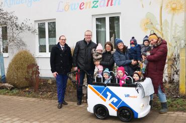 Auf unserem Bild strahlen um die Wette (von links): Stefan Fackler (Raiffeisen-Volksbank Ries), 2. Bürgermeister Herbert Seefried, Leiterin Barbara Gutmann mit ihren Kolleginnen Tanja Dinkelmeyer und Annika Stowasser und Krippenkinder vor der Kita in Hainsfarth. 