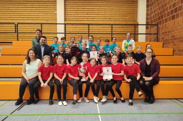 Auf dem Bild sind Kinder der Grundschule Nördlingen bei der Siegerehrung zu sehen.