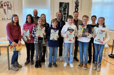 Im Bild sind die Teilnehmer und die Jury des Vorlesewettbewerbs zu sehen.