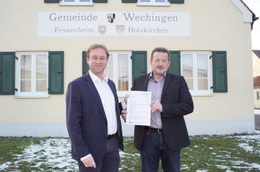 Das Foto zeigt MdL Wolfgang Fackler (links) mit Bürgermeister Klaus Schmidt.