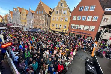 Bereits am Nachmittag stehen die Besucher des Tandlerfaschings dicht gedrängt und jubeln den Aktiven auf der Bühne zu.