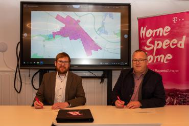 . Links Andreas Schnelle, Regionalmanager der Telekom und rechts Timo Böllmann, Erster Bürgermeister von Möttingen. 