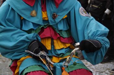 Faschingsnarr auf dem Fahrrad 