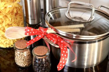 Das Bild zeigt einen Topf der in der Küche stehet