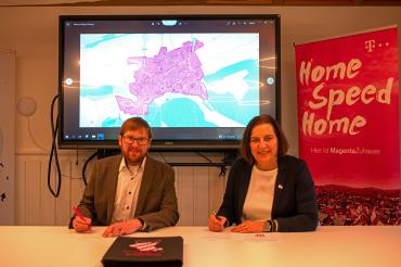 Auf dem Bild zu sehen (von links): Andreas Schnelle (Regionalmanager Telekom) und Karin Bergdolt (Erste Bürgermeisterin von Mönchsdeggingen). 