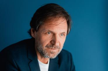 Das Foto zeigt Winfried Frey, den neuen Regisseur. 