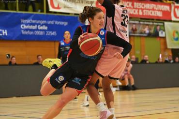 Die Ellenbogen rausstellen, wie hier Laken James, müssen die Eigner Angels Nördlingen in Berlin, will man beim Aufsteiger bestehen. Die Spielstätte in der Sömmeringhalle gilt als bestbesuchte und lauteste der 1. Damenbasketball Bundesliga. Am Freitagabend umso mehr, wird das Angels-Team von einem Bus Nördlinger Fans begleitet. 