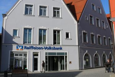 Das Bild zeigt die Hauptgeschäftsstelle der RVB Ries in Nördlingen.