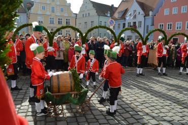 Das Bild zeigt Kinder und Erwachsene beim Schäfflertanz in Wemding.