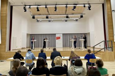 Im Finale der Sekundarstufe I ging es um die Frage nach einer Obergrenze des täglichen Wasserverbrauchs pro Person, der sich die vier Finalistinnen stellen mussten.