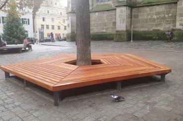 der Verfüllung mit speziellem Baumsubstrat und einem Baumdünger hoffen wir auf eine Verbesserung der Vitalität und damit eine langfristige Erhaltung des Baumes,“ so Oberbürgermeister David Wittner. Dank des Einbaus des neuen Sitzdecks konnte somit nicht nur ein weiterer attraktiver Treffpunkt, sondern gleichzeitig eine langfristige Standortverbesserung für einen ortsbildprägenden Baum geschaffen werden.