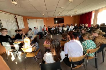 Dr. Renate Rachidi, die Schulleiterin des Theodor-Heuss-Gymnasiums Nördlingen, (5. v. links) hatte beim SMV-Seminar ein offenes Ohr für die Belange und Wünsche der Schülerinnen und Schüler. 