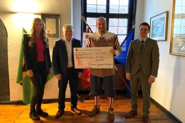 Im Bild Spendet die Stiftung der Sparkasse Nördlingen an die Knabenkapelle