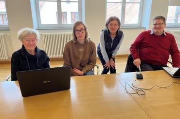 (v.l.) Luise Hirmer, Maximilian Schwefel, Angelika Schebesta und Johann Kechele - die Digitallotsen helfen bei der Sprechstunde in der Stadtbibliothek gerne.