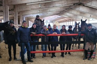 Uwe Carstensen neben Klaus Krüp und Barbara Zuber mit Teilnehmern und Pferden.