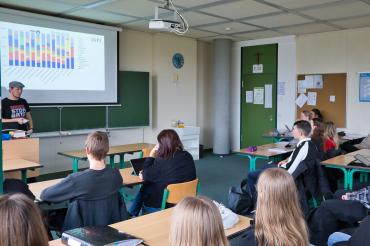 Das Bild zeigt Schüler*innen beim Studieninformationstag 2023 FosBos Donauwörth.